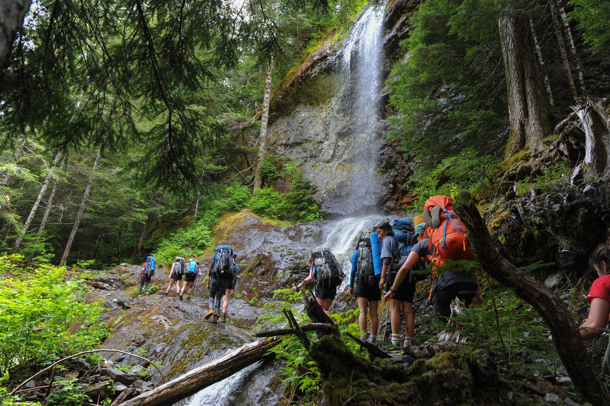 Dos estudiantes en un bike park de British Columbia.