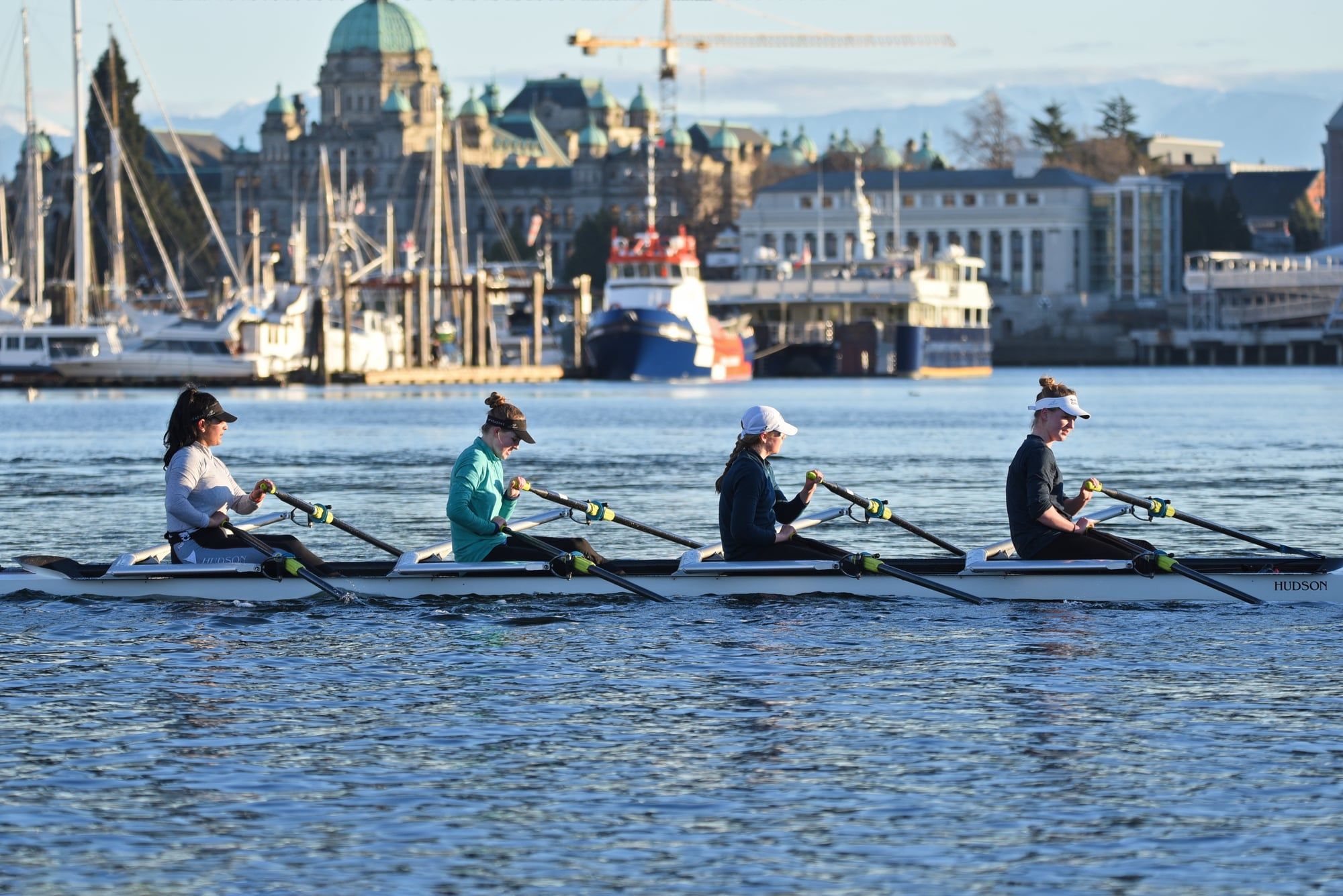 Cuatro remeras entrenan en el mar frente a Victoria, British Columbia.