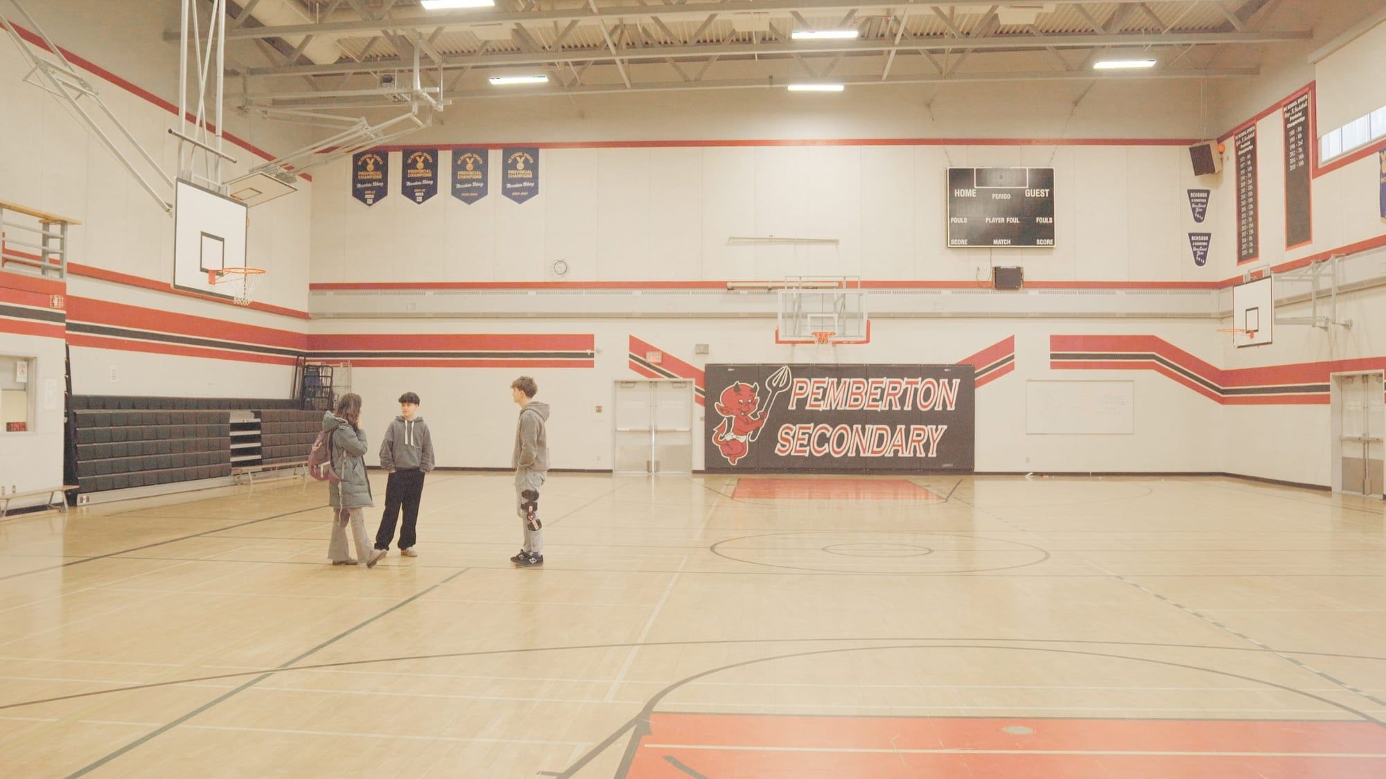 Estudiantes de un distrito escolar canadiense entre montañas.