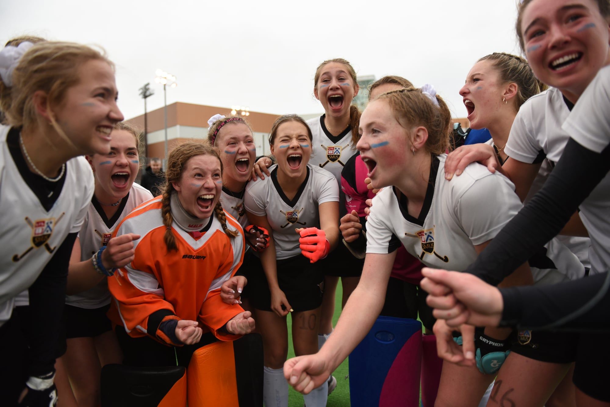 Equipo de estudiantes celebrando juntas tras un partido en Canadá.
