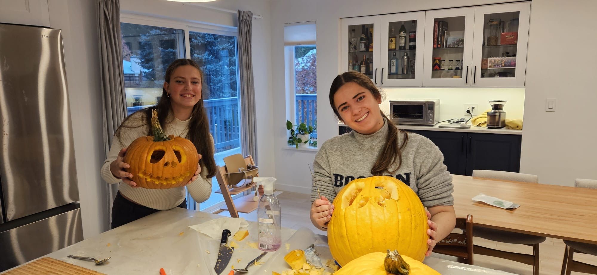 Alumnas de High School en su escuela en Canadá.