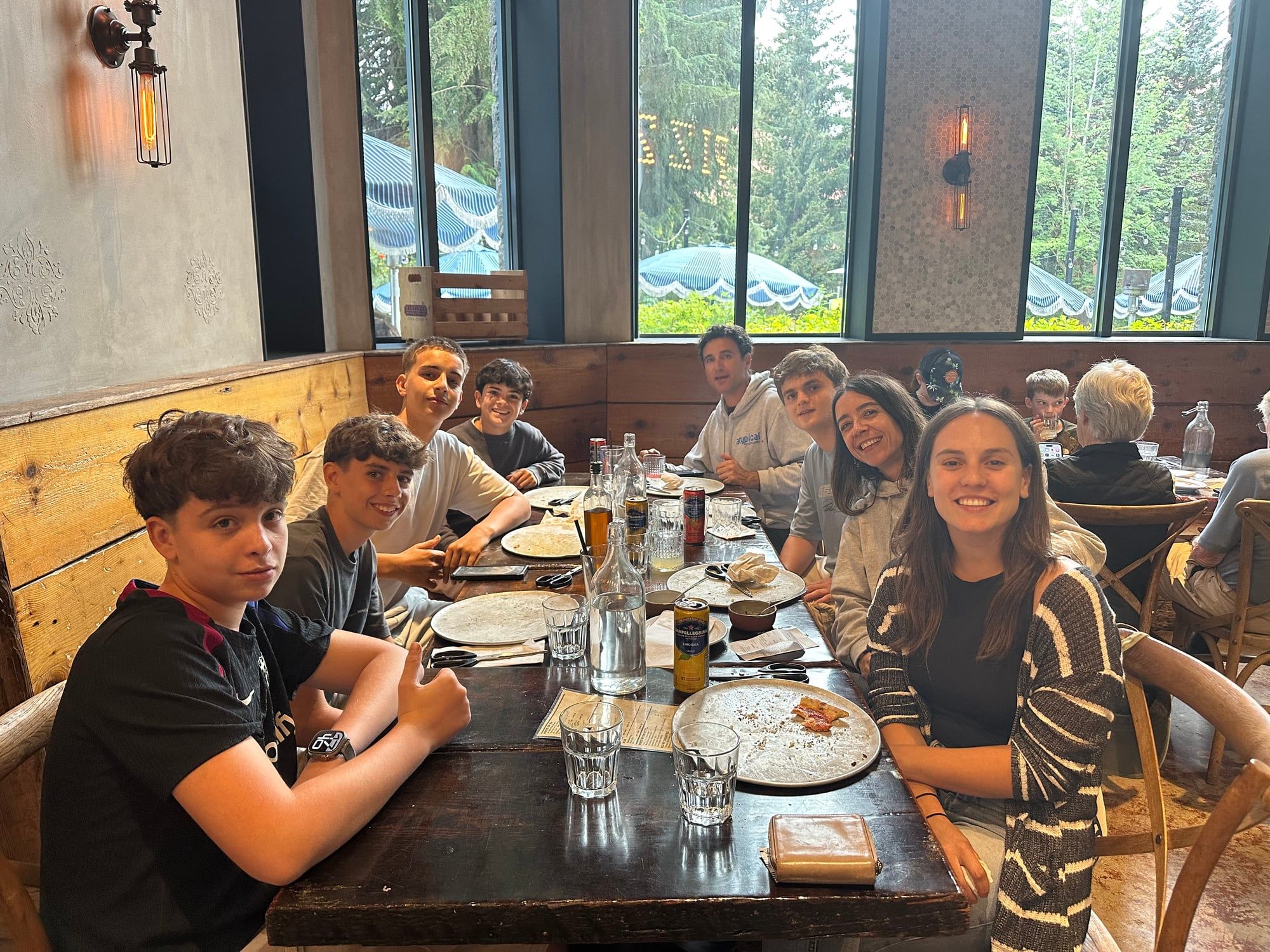 Grupo de estudiantes y equipo de Atypical durante una comida en Whistler.