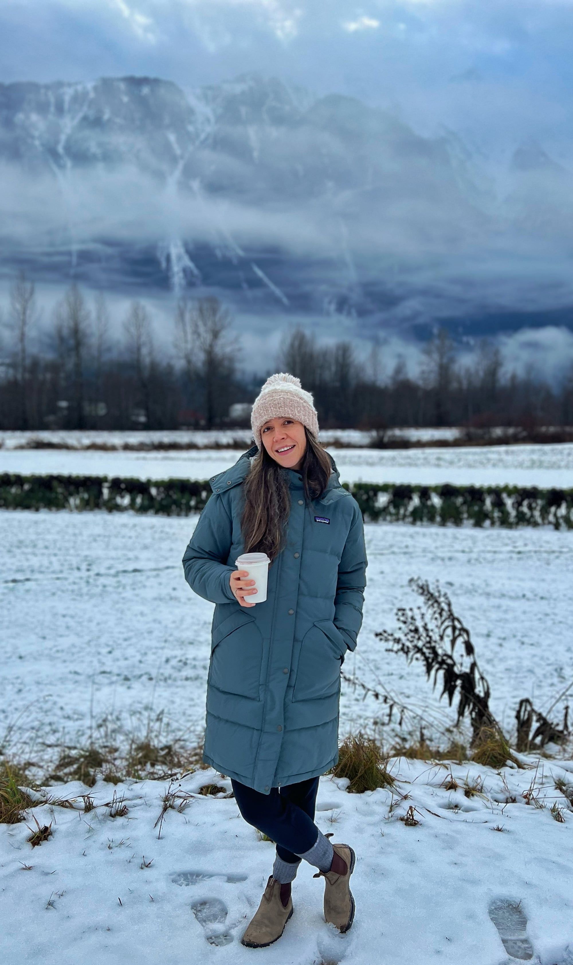 Retrato de Goretti Murua, cofundadora de Atypical, con abrigo de invierno y gorro, en un campo nevado de Whistler.