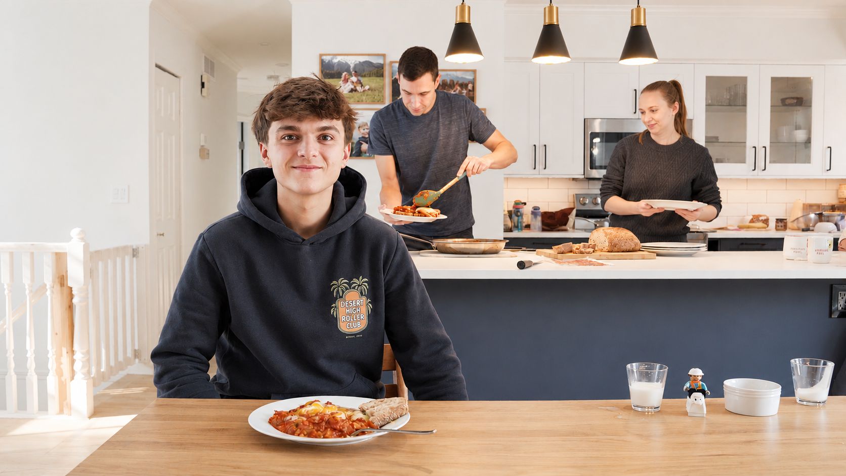 Hugo desayunando en la cocina con su familia anfitriona en Pemberton.