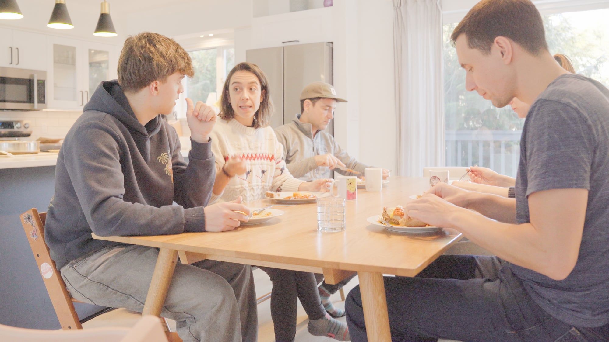 Estudiantes y equipo de Atypical compartiendo el desayuno en una casa de British Columbia.