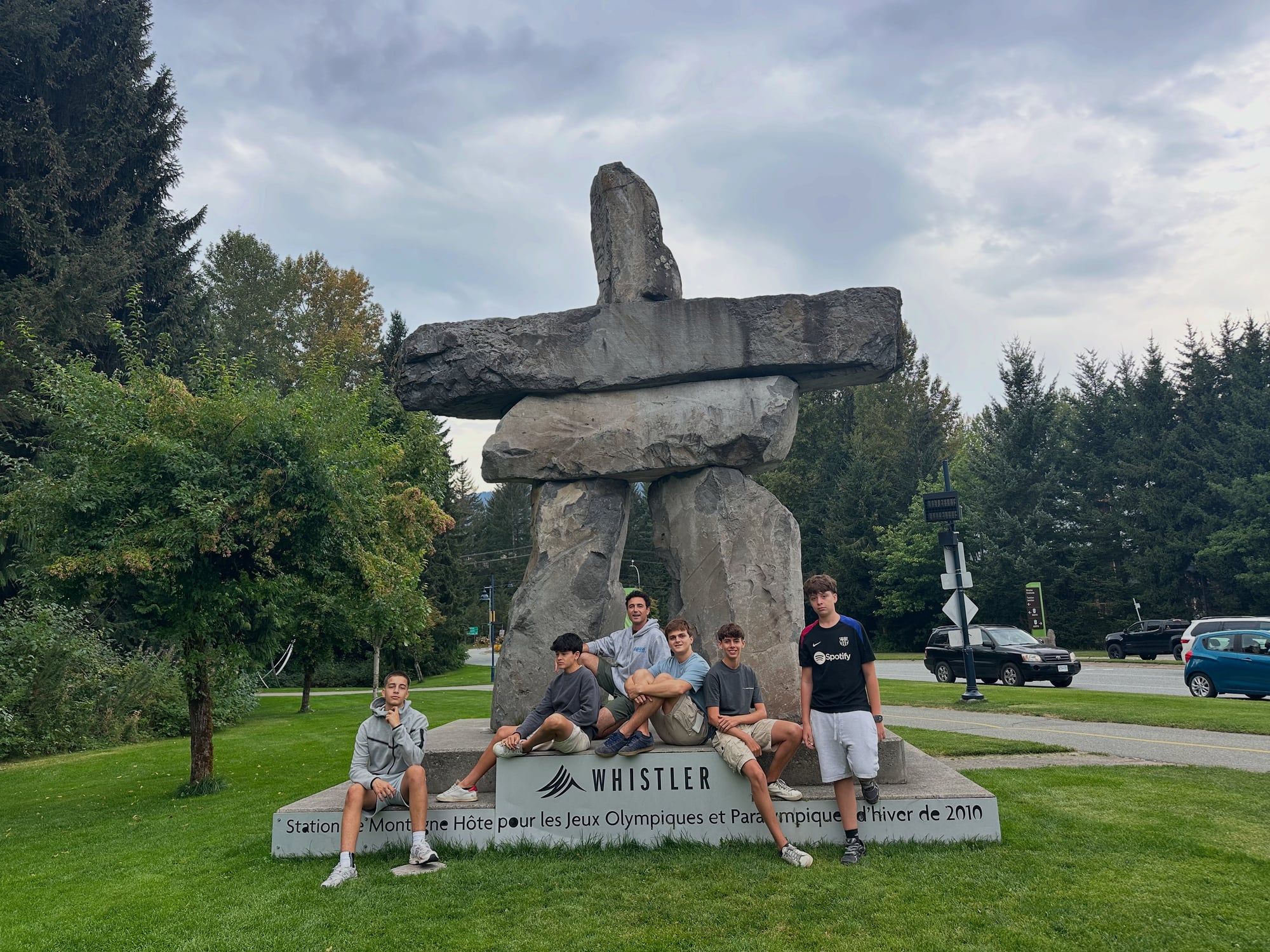 Estudiantes de Atypical junto al inukshuk de Whistler, símbolo de los Juegos Olímpicos de 2010.