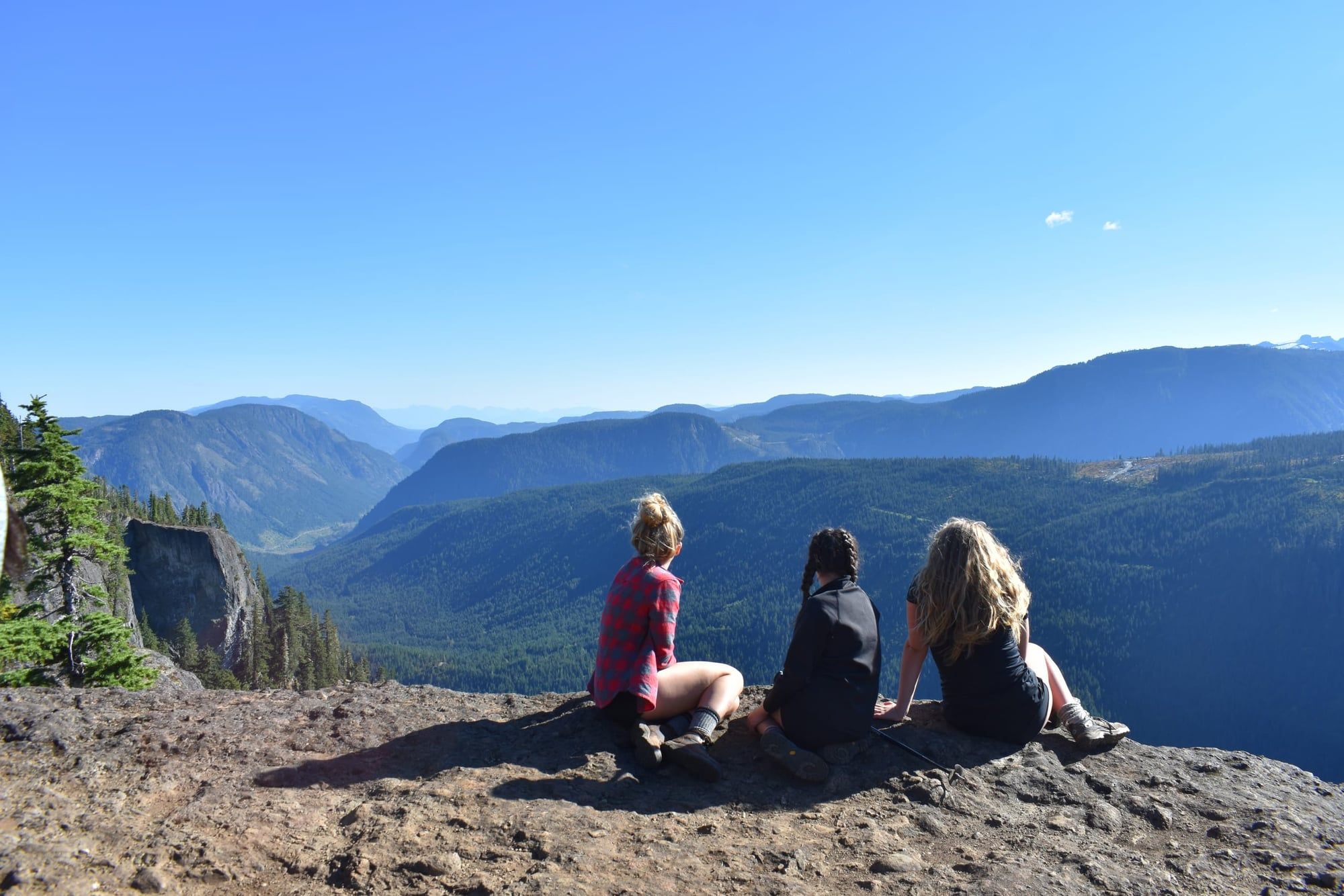 Panorámica de montañas y bosques de British Columbia.