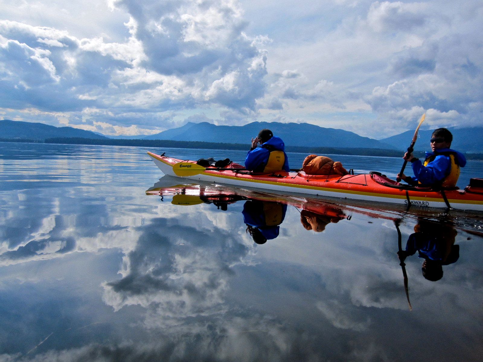 Dos estudiantes haciendo kayak en un lago de British Columbia.