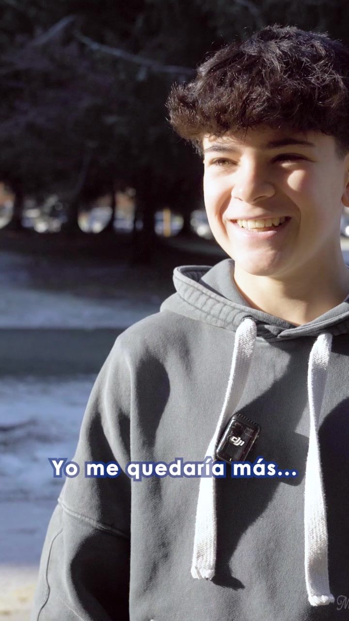 Alejo, estudiante de Atypical, contando su experiencia en Canadá en vídeo vertical.