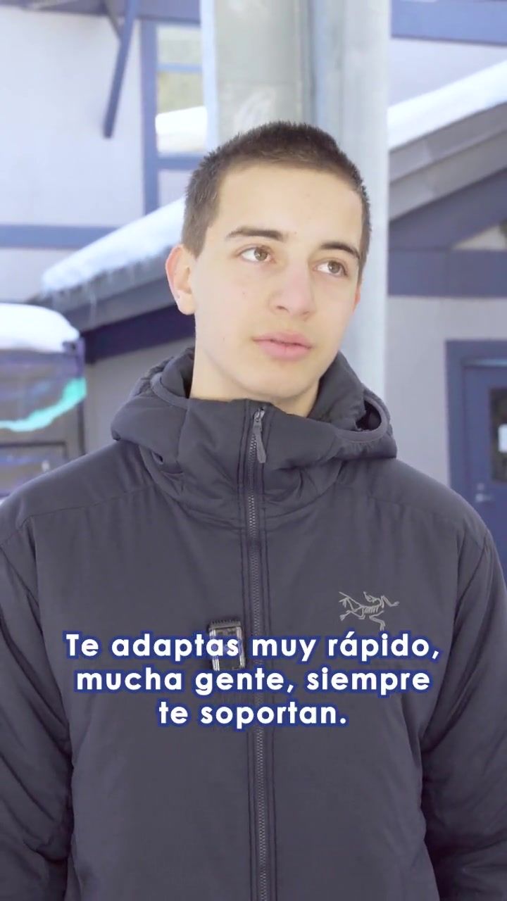 David, estudiante de Atypical, contando su experiencia en Canadá en vídeo vertical.