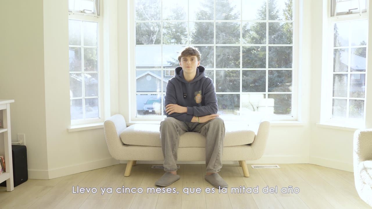 Hugo, estudiante de Atypical, contando su experiencia en casa de su familia anfitriona.